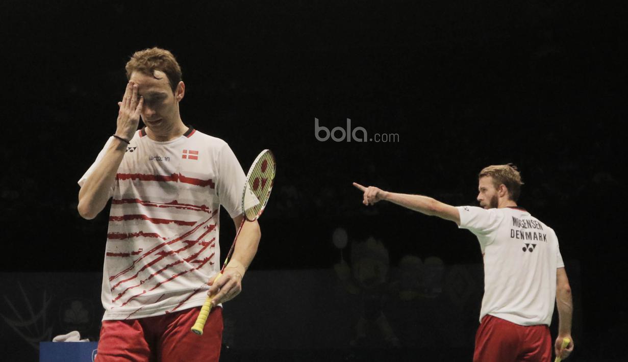 Pasangan Denmark, Mathias Boe/Carsten Morgensen, tampak kecewa. Ganda putra nomor satu dunia tersebut akhirnya menyerah pada gim ke tiga. (Bola.com/M Iqbal Ichsan)