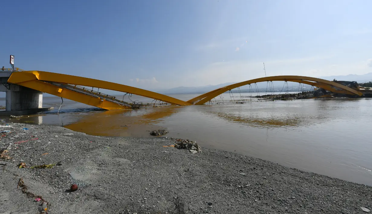 Jembatan Kuning yang ambruk akibat gempa dan tsunami di Palu, Sulawesi Tengah, Rabu (3/10). Jembatan kuning ini merupakan jembatan lengkung pertama di Indonesia. (AFP PHOTO / ADEK BERRY)