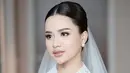 Ia terlihat cantik dengan makeup flawless yang membuat kulitnya terlihat bercahaya, tanpa kesan berlebihan. [Foto: Instagram/anggimarito]