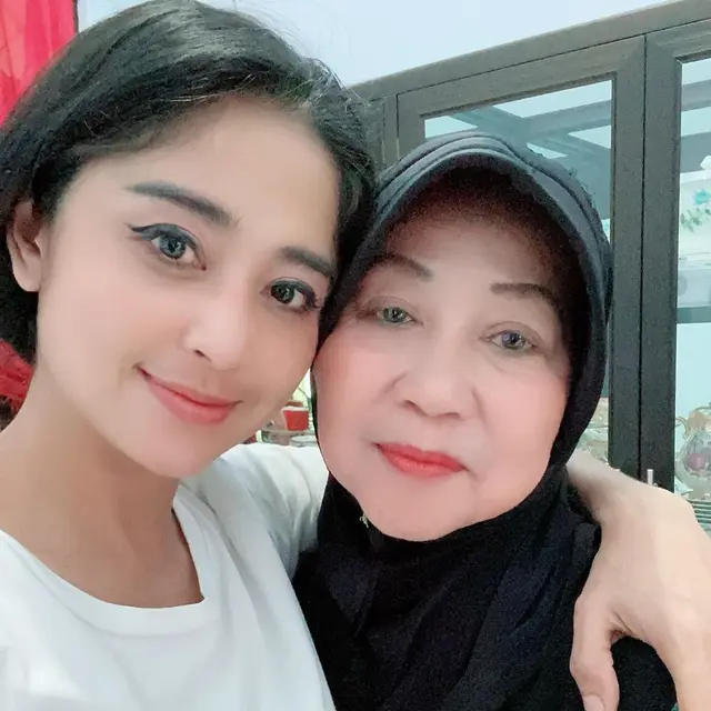 Dewi Perssik dan ibunya. (Foto: Instagram @dewiperssikreal)