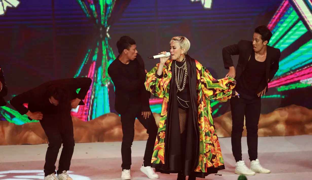 Agnez Mo atau Agnes Monica saat tampil di acara malam penghargaan Indonesia Kid's Choice Awards 2017. Acara berlangsung di kawasan TMII, Jakarta, Rabu (17/5). Selain menghibur, namanya juga nominasi sebagai Penyanyi Terfavorit. (Nurwahyunan/Bintang.com)