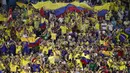 Suporter Kolombia memberikan dukungan saat melawan Brasil pada laga persahabatan di Stadion Hard Rock, Florida, Jumat (6/9). Kedua negara bermain imbang 2-2. (AFP/Rhona Wise)