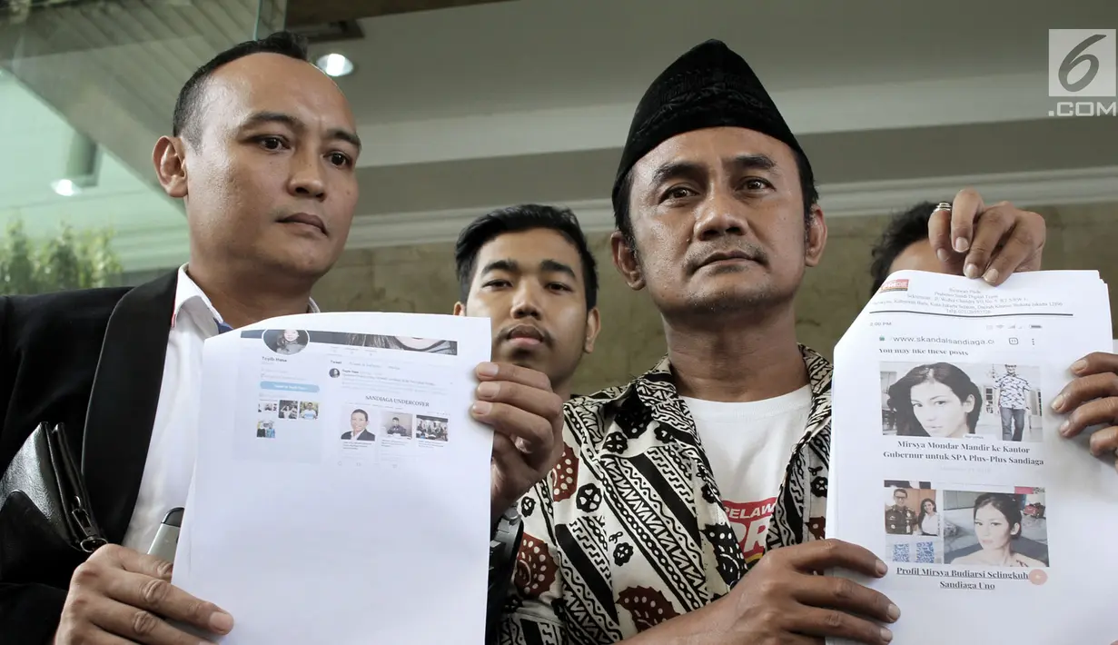 Relawan Prabowo-Sandi Digital Team (PRIDE) menunjukkan barang bukti saat melapor ke Bareskrim Polri, Jakarta, Senin (8/10). Sejumlah situs dituding menyebarkan fitnah terkait perselingkuhan Sandiaga dengan sejumlah wanita. (Merdeka.com/Iqbal Nugroho)