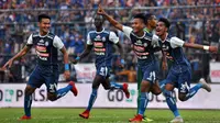 Pemain Arema selebrasi setelah Ahmad Hardianto mencetak gol ke gawang Persebaya di Stadion Kanjuruhan, Malang (6/10/2018). (Bola.com/Iwan Setiawan)