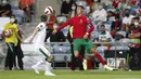 Pemain Portugal Cristiano Ronaldo (kanan) mengontrol bola saat melawan Irlandia pada pertandingan kualifikasi grup A Piala Dunia 2022 di Stadion Algarve, luar Faro, Portugal, Rabu (1/9/2021). Ronaldo mencetak dua gol saat Portugal menang 2-1. (AP Photo/Armando Franca)