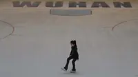 Seorang gadis bermain seluncur es di gelanggang es dalam pusat perbelanjaan di Wuhan, Provinsi Hubei, China, 4 Agustus 2020. Pencabutan karantina 76 hari di Wuhan terkait COVID-19 pada April lalu membawa kehidupan dan lalu lintas kembali macet. (Hector Retamal/AFP)