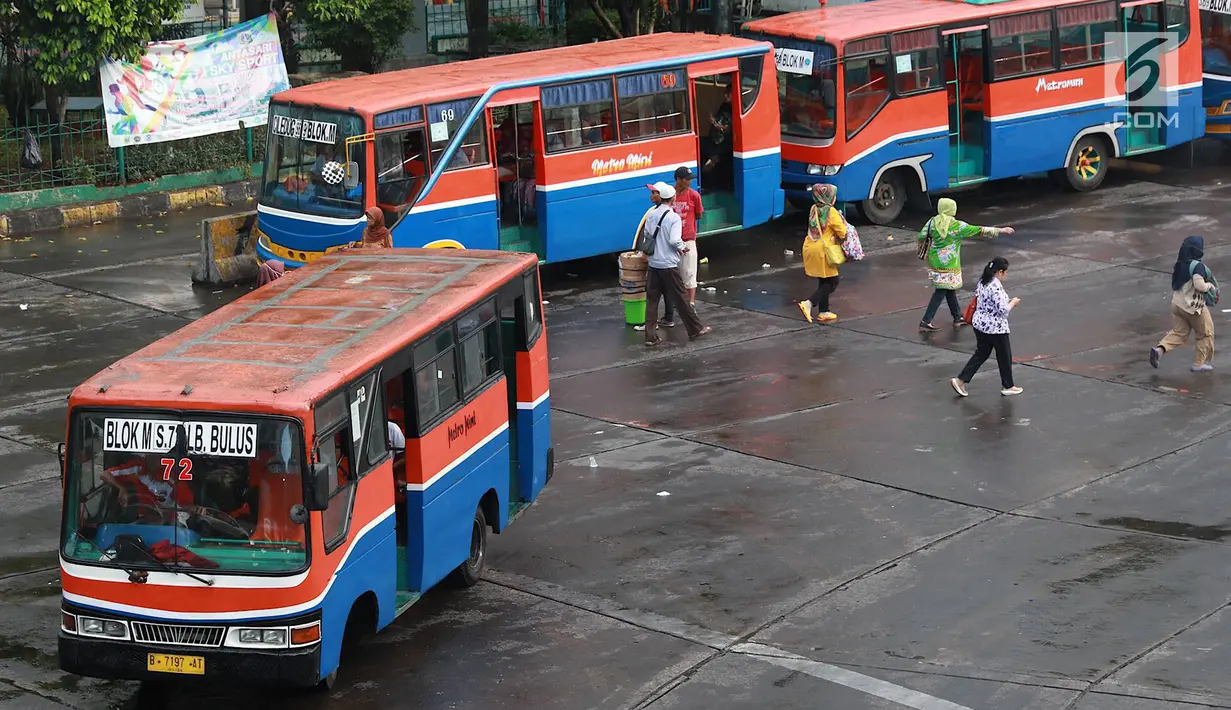 Angkutan Metromini menunggu penumpang di Terminal Blok M, Jakarta, Jumat (12/4). Kepala Bidang Angkutan Darat (BAD) Dinas Perhubungan DKI Jakarta Masdes Aerofi mengatakan setidaknya pada 2019 ini ada 312 bus sedang yang akan bekerja sama dengan Jak Lingko. (Liputan6.com/Immanuel Antonius)