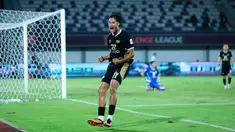 Pemain Dewa United, Rafael Struick, melakukan selebrasi setelah mencetak gol ke gawang Shan United pada matchday ketiga Grup E AFC Challange League 2025-2026 di Stadion Indomilk Arena, Tangerang, Sabtu (01/11/2025) malam WIB. (Bola.com/M Iqbal Ichsan)