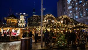 Pengunjung memadati stan di pasar Natal di Forum Humboldt Berlin, dengan Menara TV terlihat di latar belakang pada tanggal 19 Desember 2024 di Berlin, Jerman, selama musim liburan.John MACDOUGALL / AFP