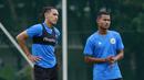Pemain Timnas Indonesia, Hanif Sjahbandi dan Bagas Kaffa, mendengarkan arahan pelatih saat sesi latihan di Lapangan D Senayan, Jakarta, Rabu, (10/2/2021). Latihan tersebut untuk persiapan SEA Games 2021 di Vietnam. (Bola.com/M Iqbal Ichsan)