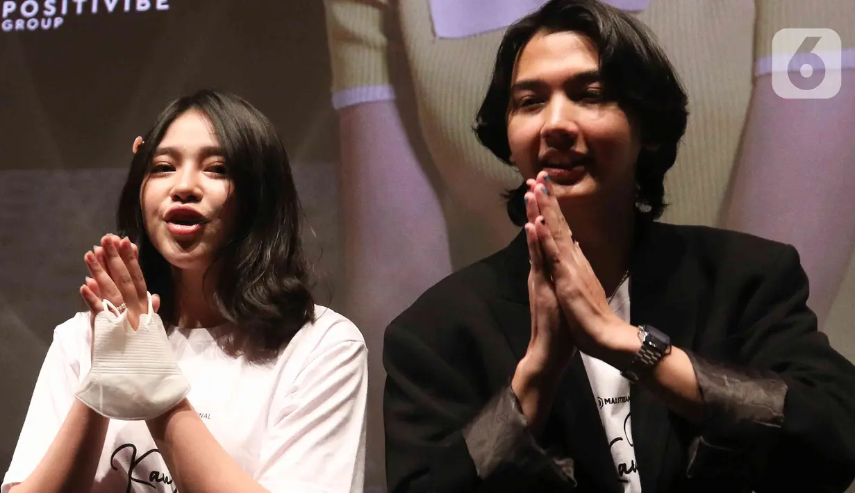 Anneth Dellicia dan Ari Irham saat konferensi pers film Kau & Dia 2 di Jakarta, Kamis (30/6/2022). Film Kau & Dia 2 ini adalah film sekuel atau lanjutan dari film Kau & Dia yang telah dirilis pada tahun 2021. (Liputan6.com/Herman Zakharia)