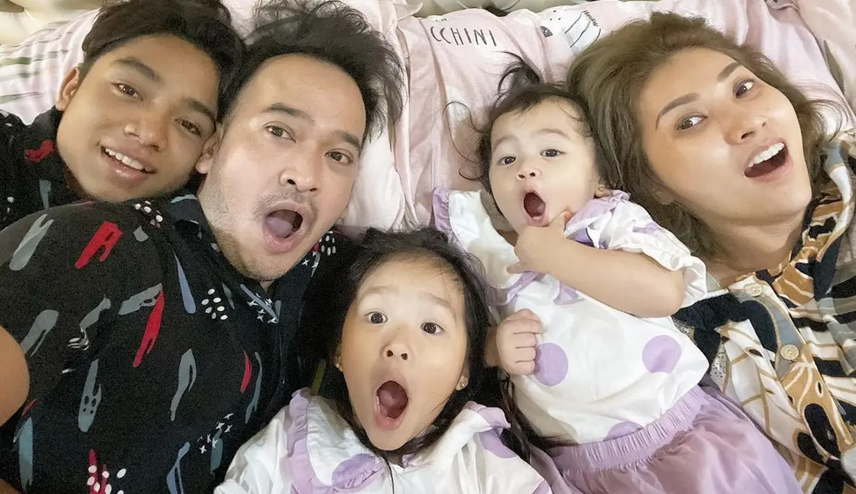 "Gue berapa kali nyaris kecelakaan, karena kita enggak pernah tahu umur. Tuhan kasih gue perpanjang usia terus," tuturnya. (Instagram/ruben_onsu)