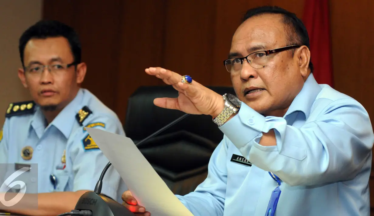 Kabiro Humas Kemenkumham, Ansar saat konpers terkait Narapidana Gayus Tambunan di Direktur jenderal Pemasyarakatan, Jakarta, Selasa (22/9/2015). Gayus melanggar karena membayar pengawalnya saat meminta singgah ke restoran. (Liputan6.com/Helmi Afandi)