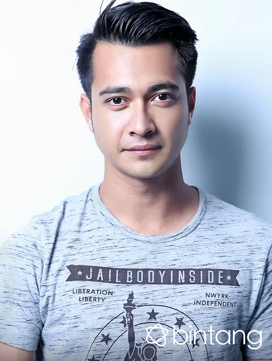 Setelah keluar ia mulai sadar bahwa hidup itu indah. Ia tersadar bahwa materi bukan segalanya. Kebagaiaan orang disekelilingnya karena bisa menyisihkan waktu buat mereka. (Fotographer: Nurwahyunan, Digital Imaging: Muhammad Iqbal Nurfajri/Bintang.com)