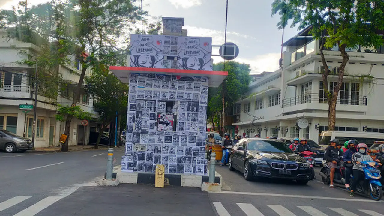 Poster Keadilan untuk Tragedi Kanjuruhan Tutup Pos Polisi Kayutangan