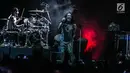 Aksi panggung band Incubus asal Amerika Serikat saat menggelar konser di Jakarta, Rabu (7/2). Konser musik ini bertajuk Incubus Live In Jakarta. (Liputan6.com/Faizal Fanani)