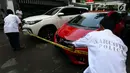 Barang bukti berupa mobil ketika jumpa pers pengungkapan kasus peredaran narkoba jenis sabu di Polda Metro Jaya, Minggu (8/10). Sebanyak 20,4 kilogram sabu disita dari lima pelaku. (Liputan6.com/Johan Tallo)