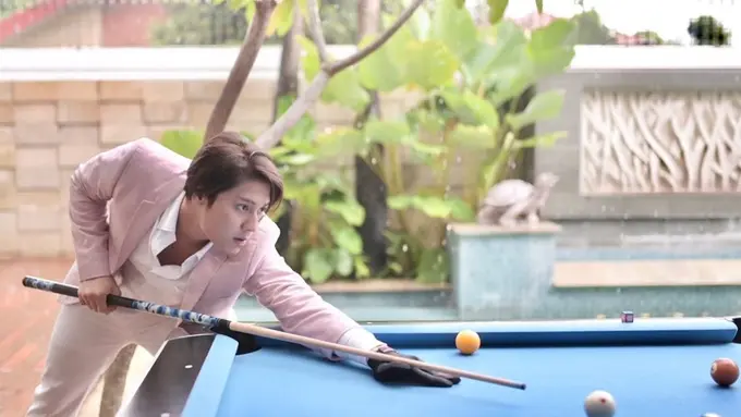 Rizky Billar main biliar. (Foto: Dok. Instagram @rizkybillar)