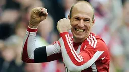 Gelandang serang Bayern Muenchen Arjen Robben ceria usai mencetak hat-trick saat berhadapan dengan Hamburg SV dalam laga Bundesliga di Allianz Arena, 12 Maret 2011. AFP PHOTO/CHRISTOF STACHE