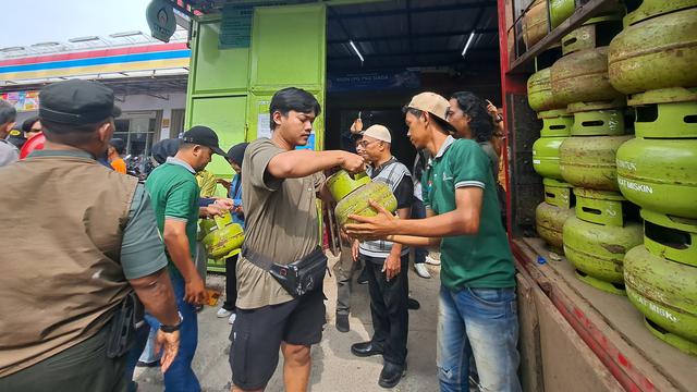 Antrean masyarakat masih terlihat di pangkalan agen gas LPG 3 kg di Jalan Palem Raya, Kecamatan Cibodas, Kota Tangerang, Banten pada hari ini, Selasa (4/2/2025).