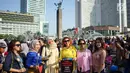 Relawan memegang bunga mawar untuk dibagikan ke pengunjung car free day di kawasan Bundaran HI, Jakarta, Minggu (30/6/2019).  Aksi 1000 bunga mawar itu sebagai bentuk rasa syukur atas kemenangan pasangan Jokowi-Ma'ruf Amin di Pilpres 2019. (Liputan6.com/Immanuel Antonius)