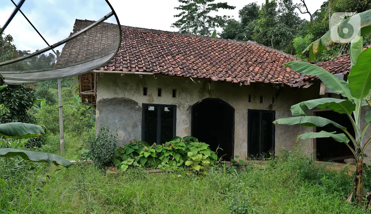 Salah satu rumah yang ditinggalkan warga di Kampung Cigobang, Lebak, Banten, Sabtu (20/3/2021). Kampung itu ditinggalkan sekitar 154 KK karena mengalami trauma, tidak memiliki biaya perbaikan dan khawatir potensi bencana akibat stuktur tanah yang labil terjadi kembali. (Liputan6.com/Herman Zakharia)