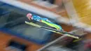 Atlet Jerman, Severin Freund, saat beraksi dalam Kejuaraan Dunia Ski Flying di Kulm, Bad Mitterndorf, Austria, (17/1/2016). (AFP/Michal Cizek)