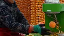Seorang petani mengolah buah kesemek yang segar untuk dijadikan kudapan kering di Desa Maquangou di Wilayah Pinglu, Provinsi Shanxi, China utara, pada 27 Oktober 2020. (Xinhua/Ma Yimin)