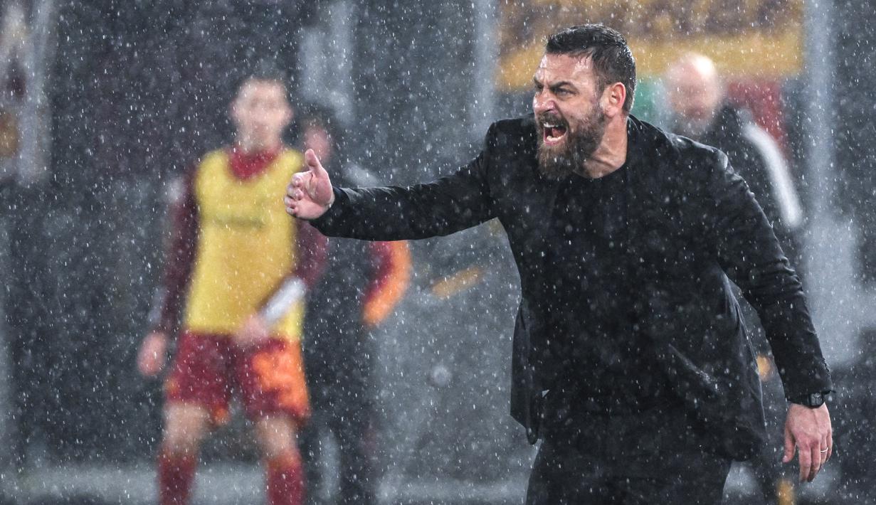 Pelatih AS Roma, Daniele De Rossi, memberikan arahan kepada anak asuhnya saat melawan Inter Milan pada pekan ke-24 Serie A 2023/2024 di Stadio Olimpico, Minggu (11/2/2024). AS Roma takluk dengan skor 2-4. (AFP/Alberto Pizzoli)