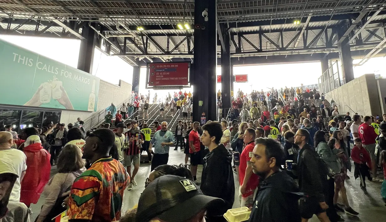 Suporter Inggris dan Ghana memadati area lobi Gillette Stadium, Foxborough, Boston, AS, Senin (23/6/2026). Ribuan pendukung kedua tim memenuhi area dalam stadion menjelang pertandingan fase grup Piala Dunia 2026 antara Inggris melawan Ghana. (KLY Sports/Hery Kurniawan)
