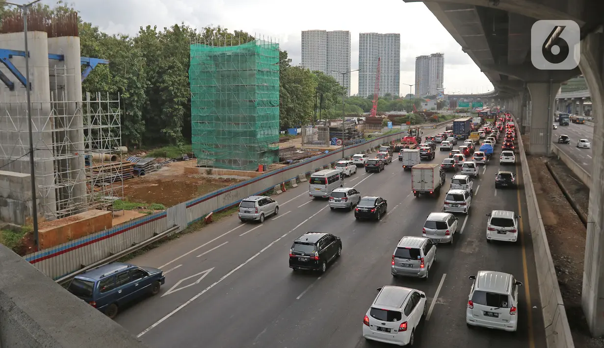 Suasana lalu lintas jalan tol Jakarta - Cikampek menuju Jakarta terpantau padat karena penyempitan proyek tol  di kawasan Bekasi, Jawa Barat, Rabu (20/5/2020). H - 4 menjelang Lebaran, kondisi lalu lintas jalan tol Jakarta - Cikampek terlihat ramai lancar. (Liputan6.com/Herman Zakharia)