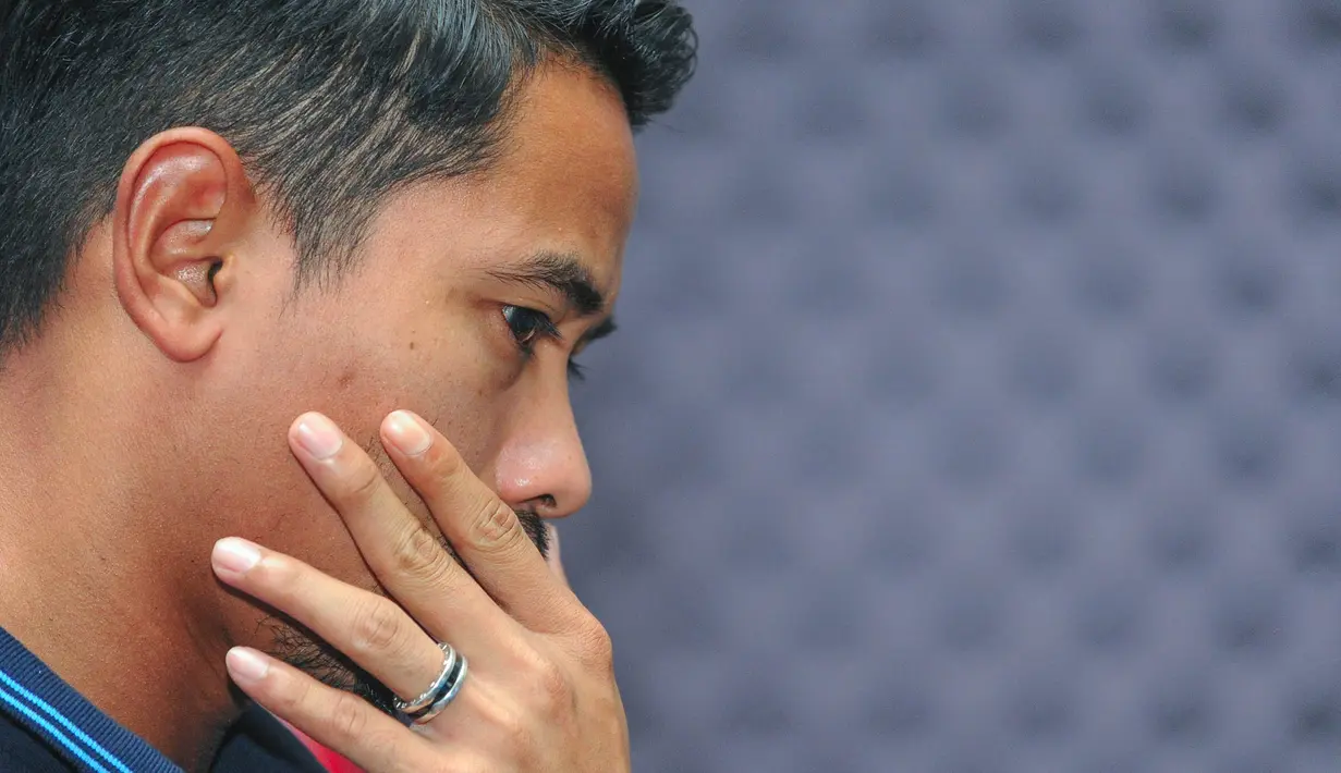 Kapten Malaysia, Safiq Rahim, tampak lesu ketika menghadiri jumpa pers usai kekalahan 0-10 dari UEA pada laga Pra Piala Dunia 2018 di Malaysia, Senin (7/9/2015). (AFP Photo/Mohd Rasfan)