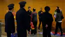 Sejumlah orang menyambut kedatangan gelandang Brasil, Oscar, di Bandara Internasional Shanghai Pudong di Shanghai, Senin (2/1). Oscar setuju bergabung bersama klub China Shanghai SIPG dengan tawaran gaji sekitar Rp 6,6 miliar per pekan. (REUTERS/Aly Song)
