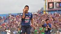 Dendi Santoso saat laga Arema FC kontra Kalteng Putra di Stadion Kanjuruhan, Malang, Minggu (1/12/2019). (Bola.com/Iwan Setiawan)
