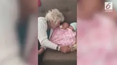 Sang nenek bahkan bisa tersenyum lagi setelah mendapatkan boneka tersebut.