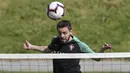 Pemain Portugal, Bernardo Silva, menyundul bola saat latihan jelang laga kualifikasi Piala Eropa di Lisbon, Selasa (19/3). Portugal akan berhadapan dengan Ukraina. (AP/Armando Franca)