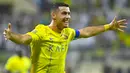 Cristiano Ronaldo saat ini tengah menjalani musim kedua bersama Al Nassr sejak didatangkan pada tengah musim 2022/2023 dengan status tanpa klub setelah meninggalkan Manchester United. CR-7 bukan hanya berstatus sebagai top skor timnas Portugal sepanjang masa dengan 127 gol dari 203 laga, namun ia juga tercatat sebagai pesepak bola dengan jumlah gol internasional terbanyak di dunia. Bersama Al Nassr hingga kini ia telah mencetak 28 gol dan 9 assist dari total 32 laga di semua kompetisi. (AFP/Ali Al-Haji)