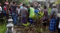 Sekelompok warga di Bantul, Yogyakarta nekat makamkan jenazah pasien Covid-19 tanpa protokol kesehatan. (Foto: Istimewa)