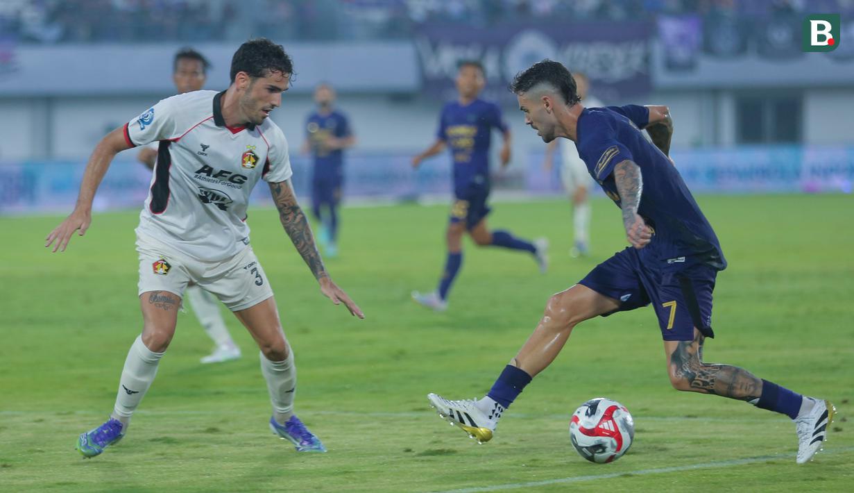 Lincahnya pergerakkan Rayco Rodriguez menjadi buruk bagi barisan pertahanan Persik Kediri di BRI Super League di Stadion Indomilk Arena, Minggu (21/12/2025). (Bola.com/M Iqbal Ichsan)
