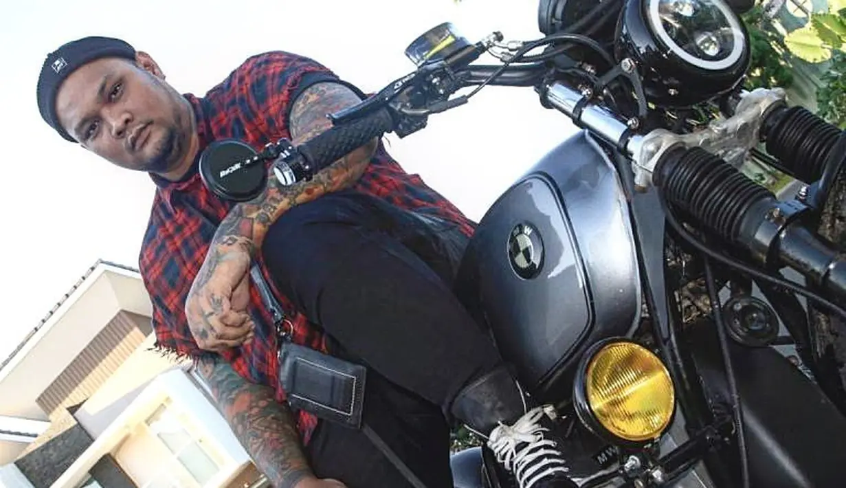 Virgoun yang merintis karirnya sebagai musisi ini memiliki hobi yang cukup mahal. Virgoun terlihat memiliki satu brand motor gede dan di unggah ke akun media sosial miliknya. (Liputan6.com/virgoun_)