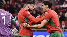 Bek Manchester United, Noussair Mazraoui (kiri), menyumbangkan satu assist saat Timnas Maroko menang 2-0 atas Comoros pada laga perdana Grup A Pial Afrika 2025 di Stade Prince Moulay Abdallah, Rabat, Senin (22/12/2025) dini hari WIB. (AFP/Paul Ellis)