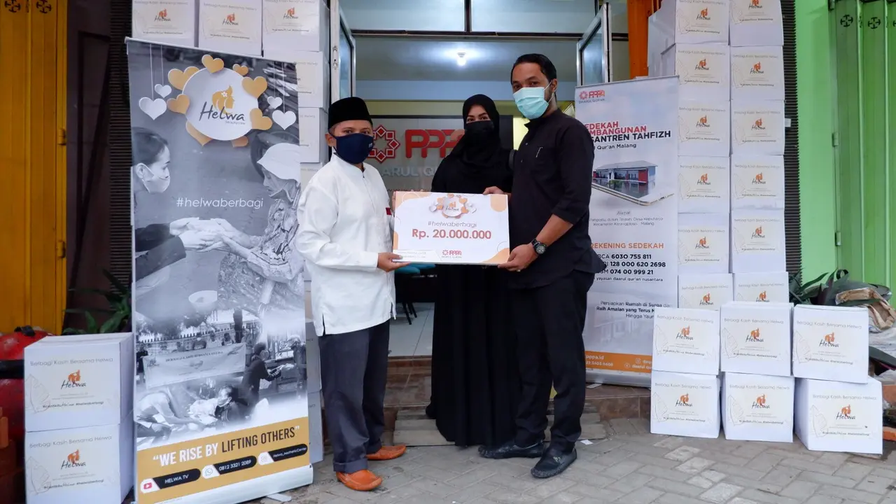 Nabella Tamim, owner Helwa Beautycare menyerahkan donasi untuk korban bencana melalui Darul Quran Malang. (Ist)