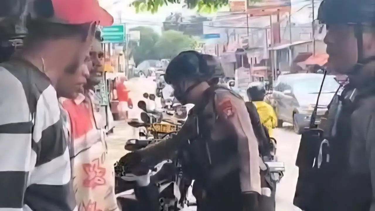 Tim Patroli Perintis Presisi Polres Metro Depok saat memeriksa sejumlah debt collector yang beroperasi di wilayah Depok.