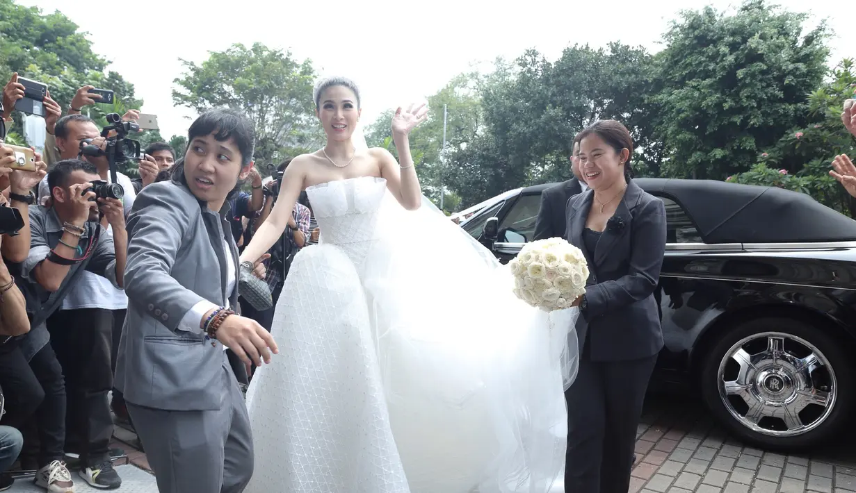 Acara yang dihadiri kurang lebih 200 tamu undangan itu berlangsung khidmat. Beberapa selebriti terlihat hadir menjadi saksi pernikahan pemeran dan pengusaha tersebut. (Galih W. Satria/Bintang.com)