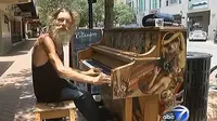  Tunawisma yang Piawai Bermain Piano