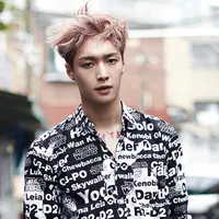 Lay mendadak pingsan di bandara, persis seperti cerita dalam drama Korea, terus menjadi buah bibir netizen.