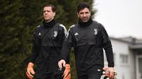 Kiper Juventus, Wojciech Szczesny dan Gianluigi Buffon saat sesi latihan jelang laga Liga Champions di Vinovo, Italia, Selasa (6/3/2018). Juventus akan berhadapan dengan Tottenham Hotspur. (AFP/Marco Bertorello)