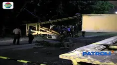 Crane pengangkut barang proyek rel kereta di Medan, Sumatra Utara, ambruk, seorang pekerja dilaporkan terluka.