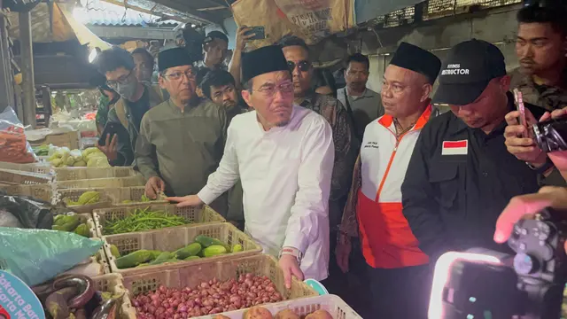 Calon Wakil Gubernur (Wagub) Nomor Urut 1 Suswono saat blusukan ke Pasar Serdang, Kemayoran, Jakarta Pusat, Jumat sore (27/9/2024).
