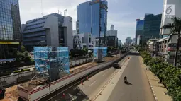 Suasana lalu lintas di kawasan Kuningan, Jakarta, Senin (1/1). Kondisi lalu lintas di Jakarta saat libur Tahun Baru ini terpantau lengang dibanding hari-hari biasanya yang kerap menjadi simpul kemacetan. (Liputan6.com/Faizal Fanani)